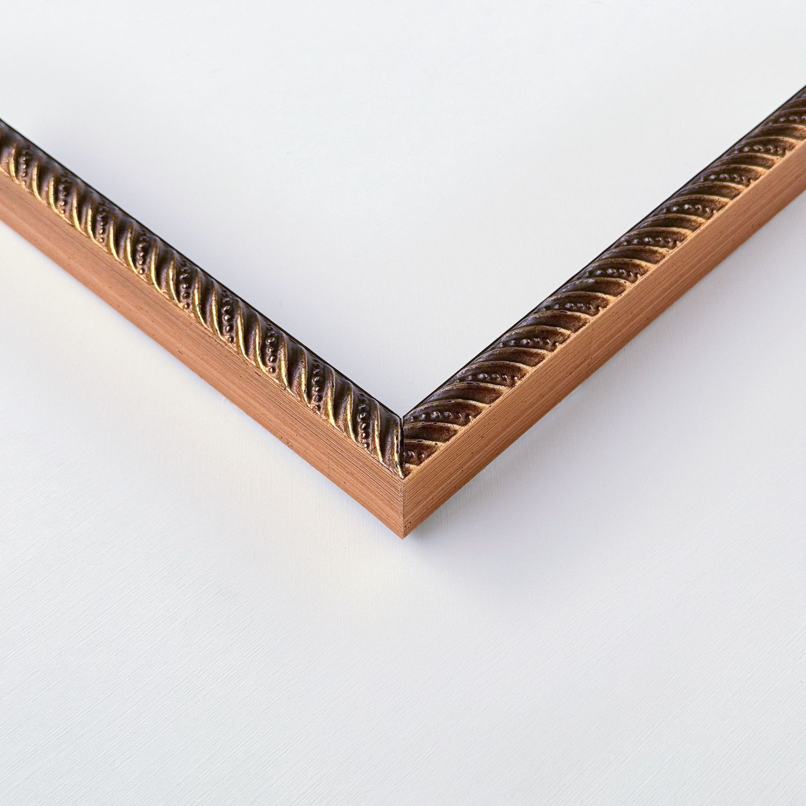 Larson-Juhl Baroque Gold - Side view